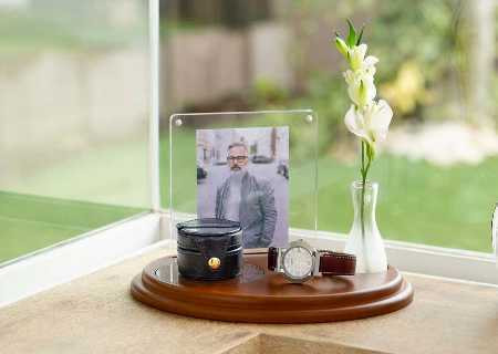遺影と小さな骨壺を飾った自宅供養の祭壇