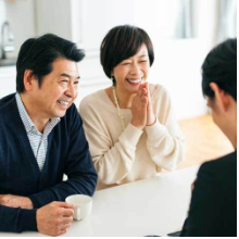 粉骨サービスの流れや遺骨の状態について事前に説明を受ける家族