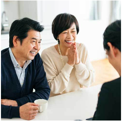 立会粉骨サービスの流れについて説明を受けるご家族